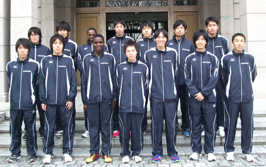 走り終えた後の選手、スタッフ集合写真